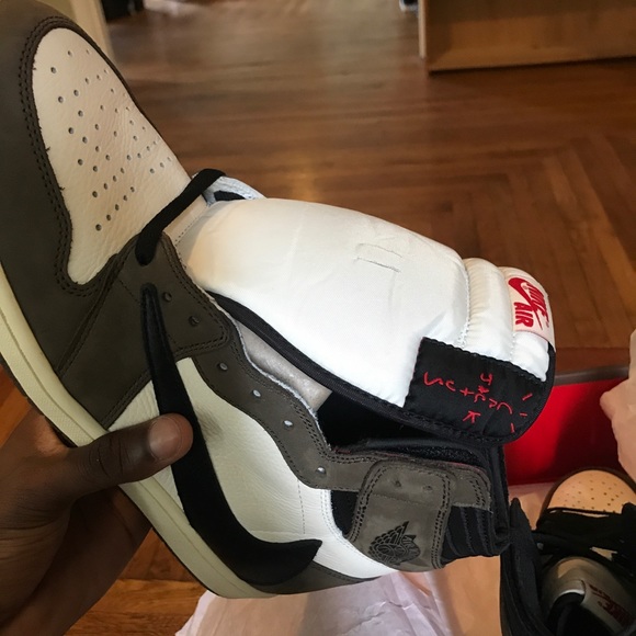 Travis Scott Jordan 1 - Picture 5 of 7